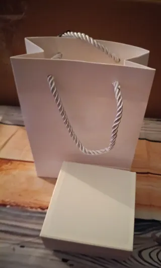 Pulsera de charms plateada con detalles morados