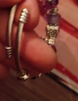 Pulsera de charms plateada con detalles morados