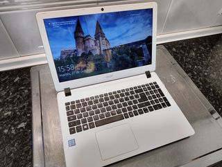 Portátil Acer negro mate y blanco de 15.6''