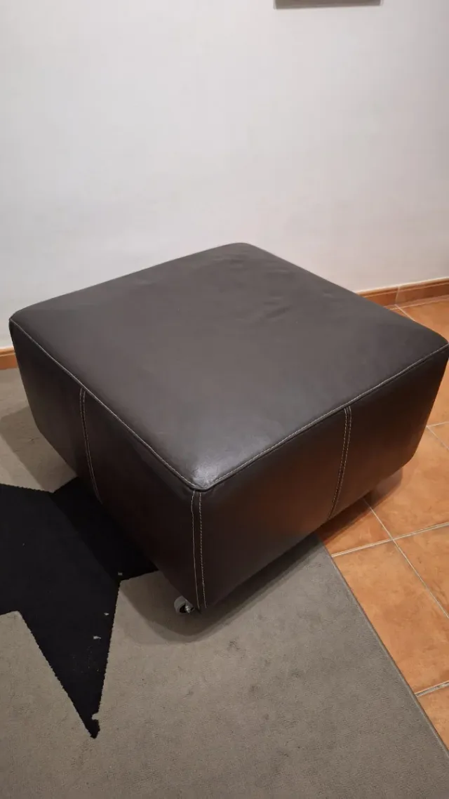 Puf cuadrado de piel marrón