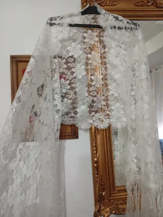 Mantilla de encaje blanco