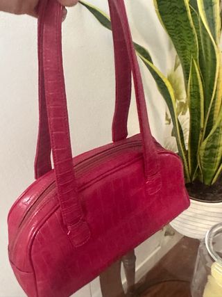 Bolso rosa con textura de cocodrilo
y bolso azul