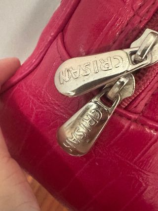 Bolso rosa con textura de cocodrilo
y bolso azul