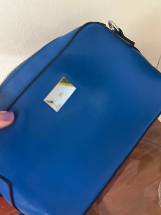 Bolso rosa con textura de cocodrilo
y bolso azul