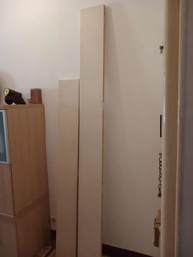 2 Estanterías de madera beige