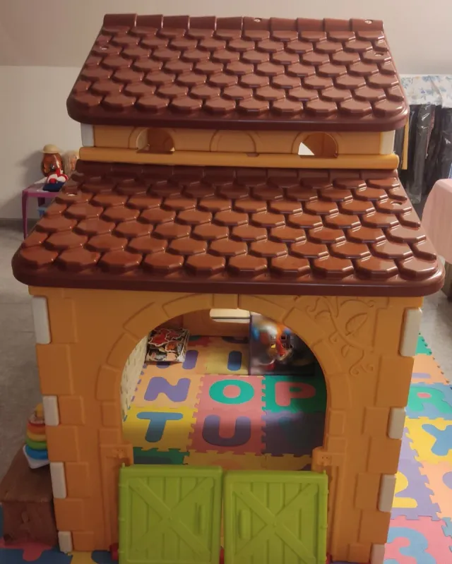 Casa de juguete Feber con tobogán