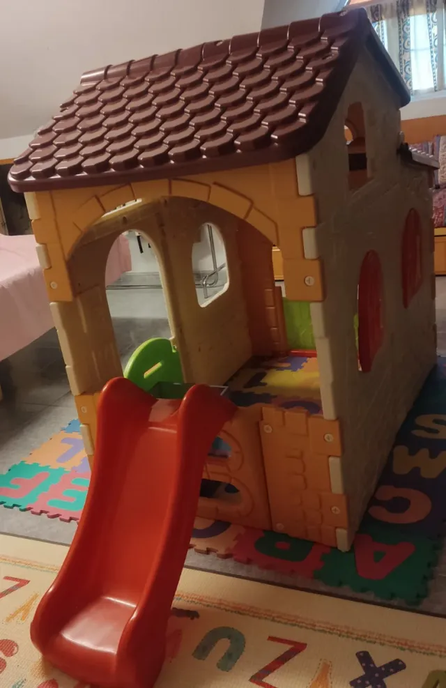 Casa de juguete Feber con tobogán