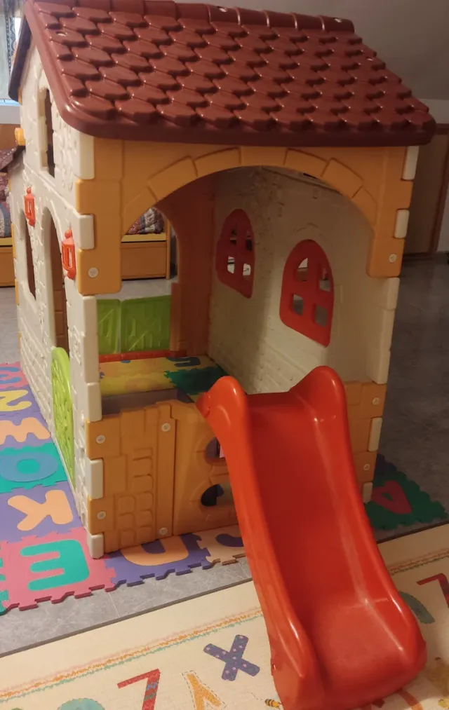 Casa de juguete Feber con tobogán