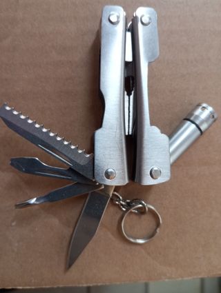 Mini Alicate Multiusos con Llavero