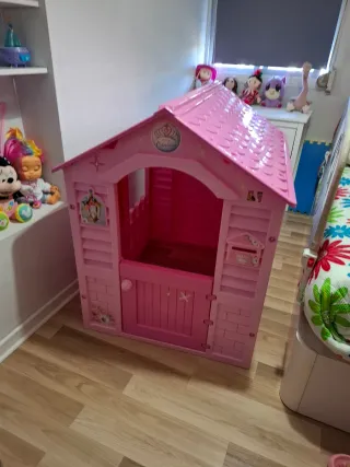 Casa de juegos infantil rosa
