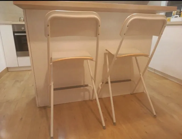 Dos taburetes altos plegables Franklin Ikea