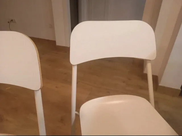 Dos taburetes altos plegables Franklin Ikea