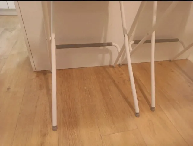 Dos taburetes altos plegables Franklin Ikea
