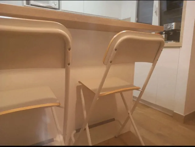 Dos taburetes altos plegables Franklin Ikea