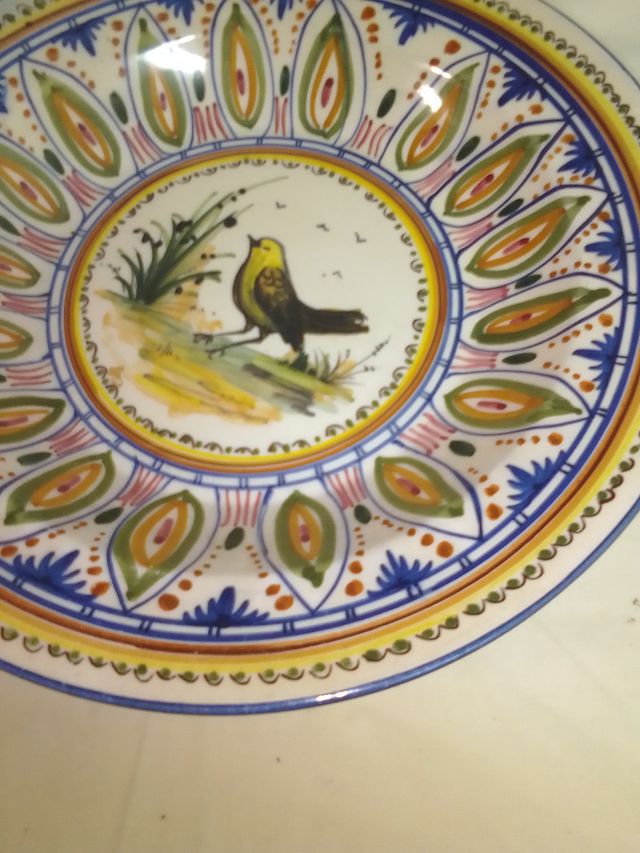 Plato de cerámica decorado con pájaro