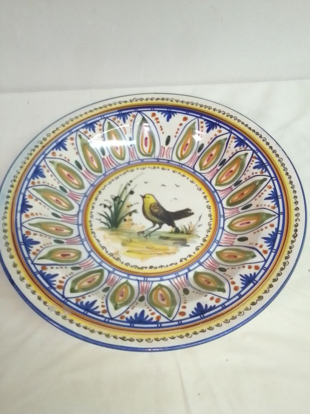 Plato de cerámica decorado con pájaro