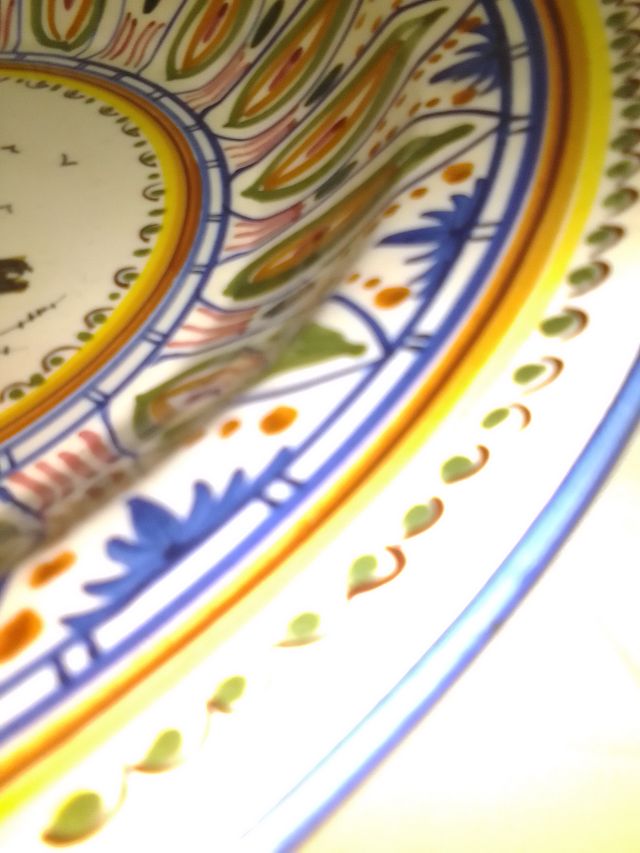 Plato de cerámica decorado con pájaro