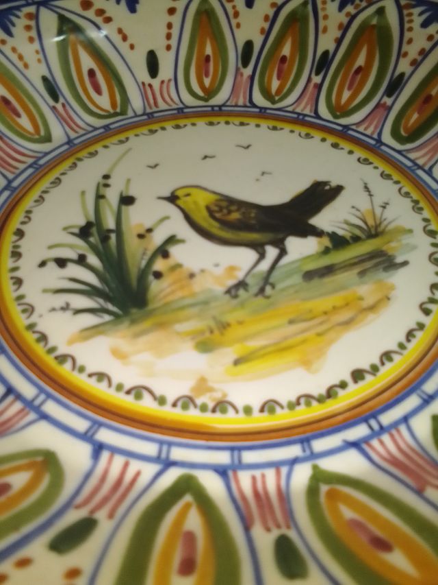 Plato de cerámica decorado con pájaro