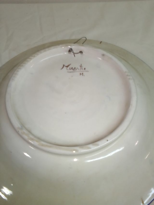 Plato de cerámica decorado con pájaro