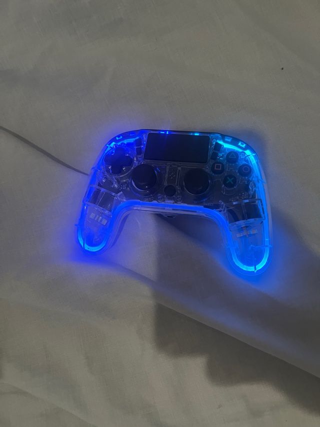 Mando transparente con luces LED azules