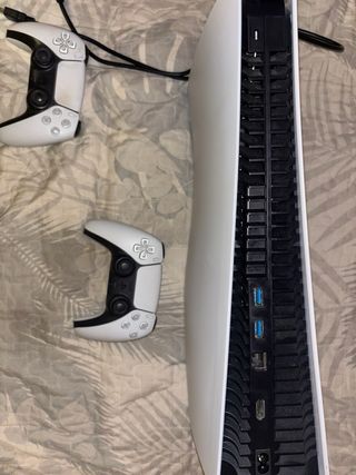 Consola PS5 + 2 Mandos + Cables