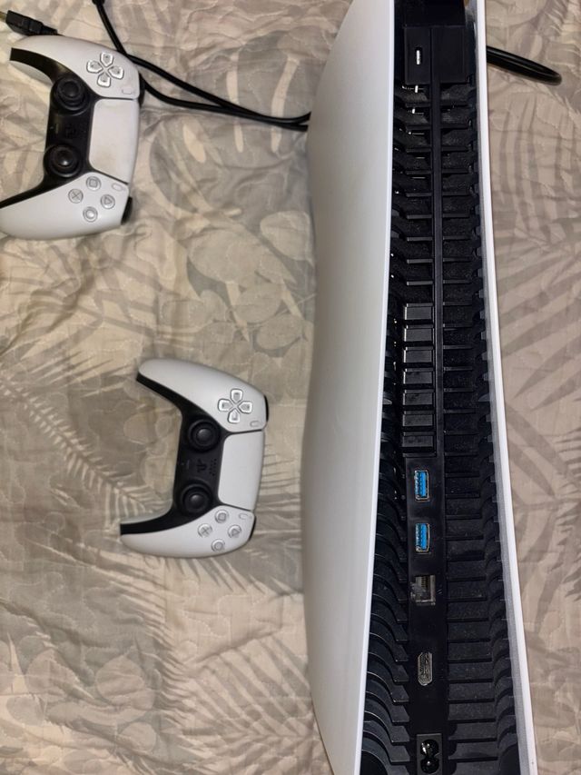 Consola PS5 + 2 Mandos + Cables