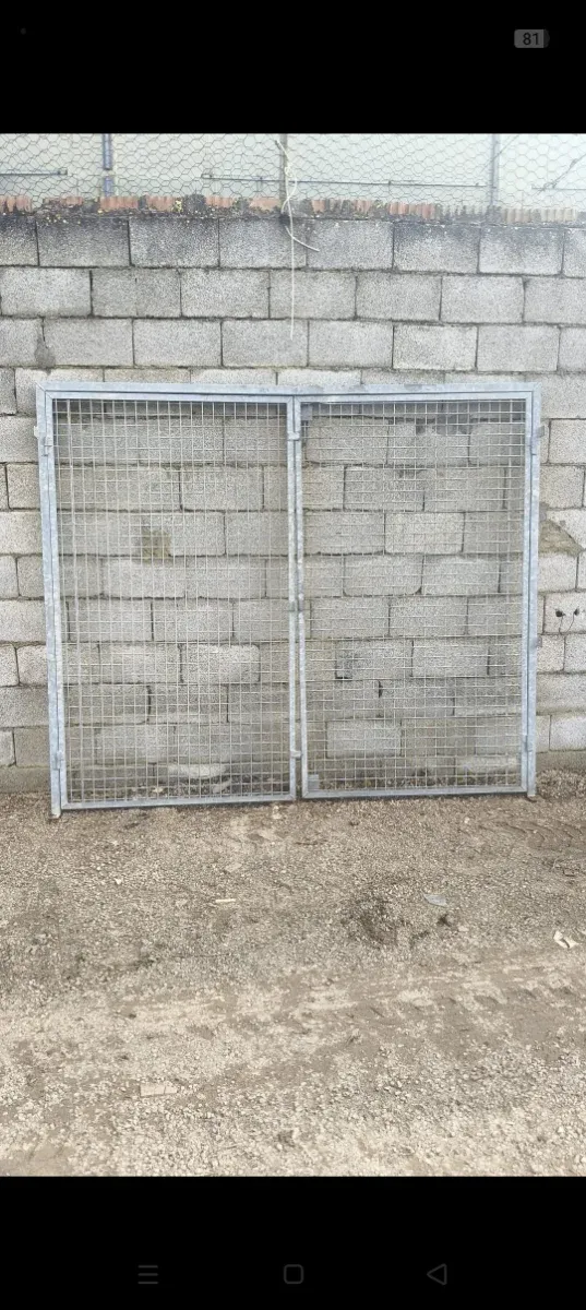 Puerta abatible de hierro