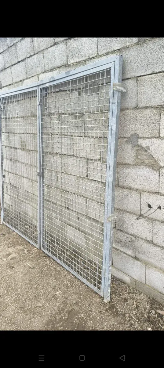 Puerta abatible de hierro