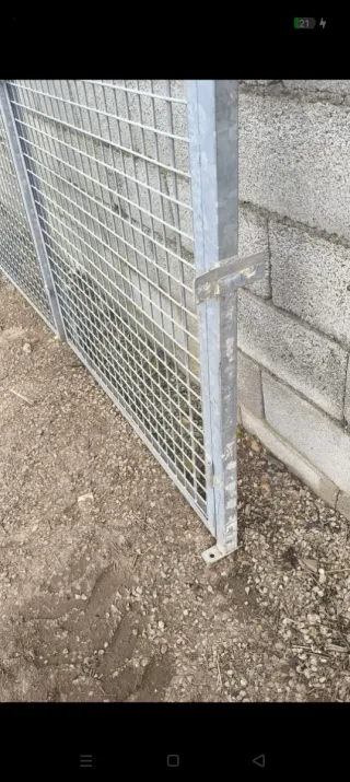 Puerta abatible de hierro