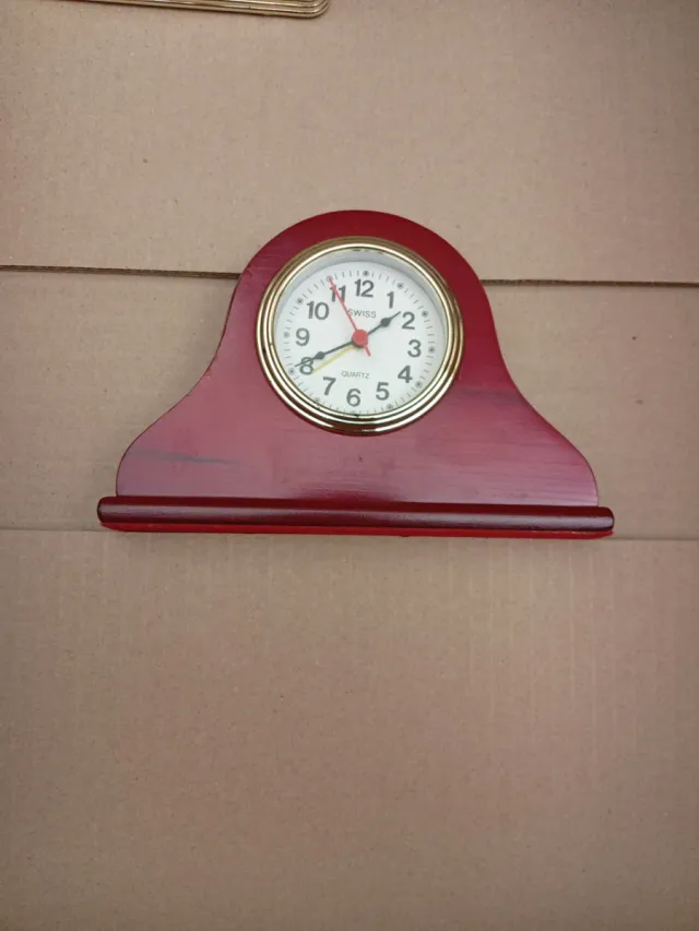 Reloj de sobremesa rojo Swiss