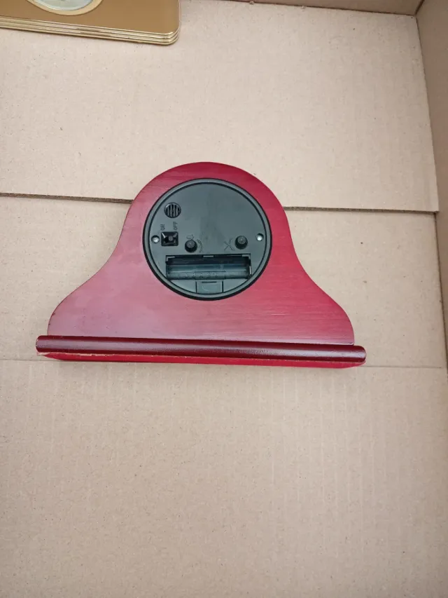 Reloj de sobremesa rojo Swiss