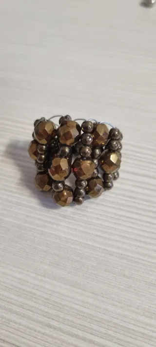 Anello con perline color oro e bronzo