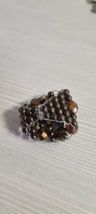 Anello con perline color oro e bronzo