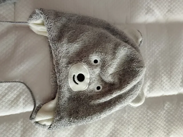 Conjunto Bebé Gorro, Bufanda y Guantes Gris 