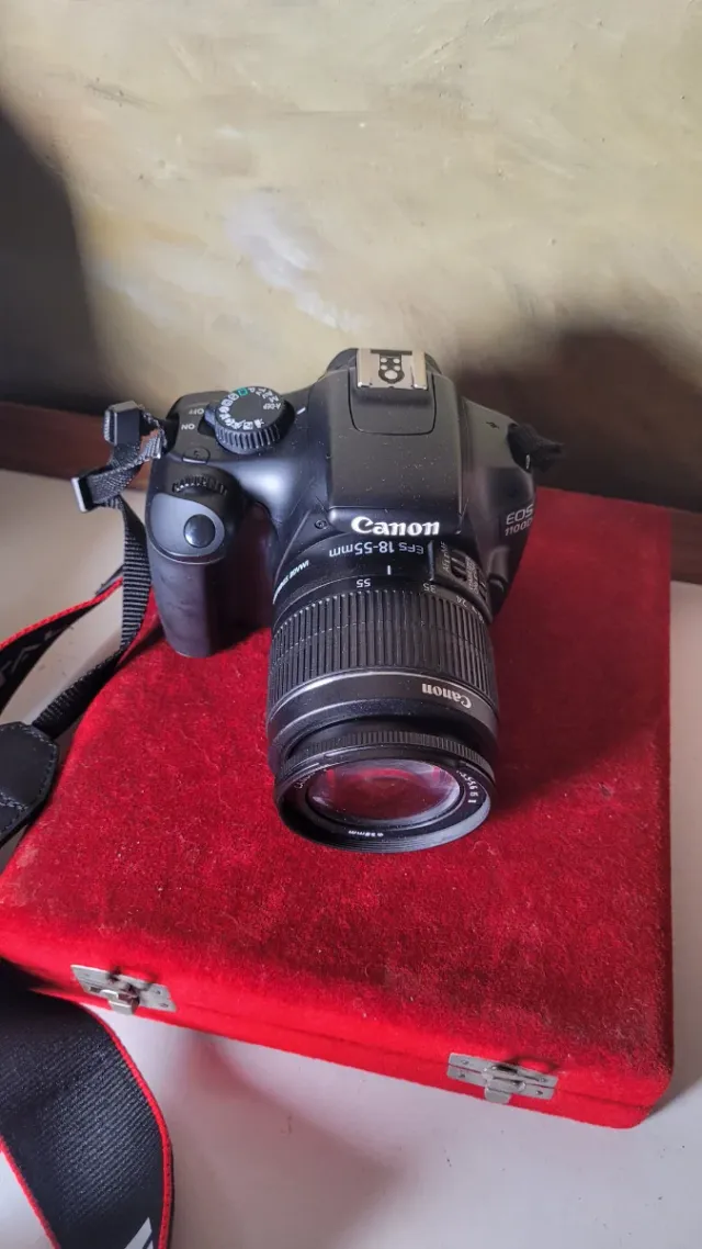 Cámara Canon EOS 1100D con objetivo 18-55mm