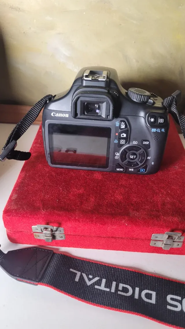 Cámara Canon EOS 1100D con objetivo 18-55mm