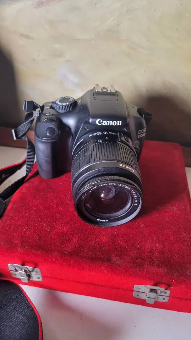 Cámara Canon EOS 1100D con objetivo 18-55mm
