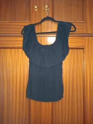 Blusa negra con volantes