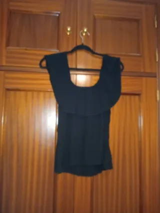 Blusa negra con volantes