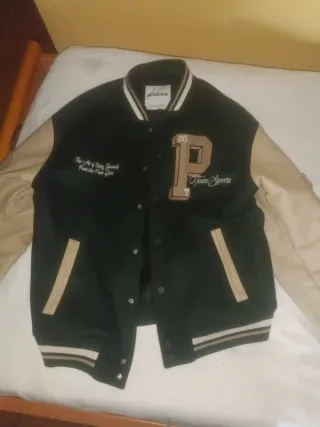 Chaqueta Beisbolera Bershka Verde y Beige