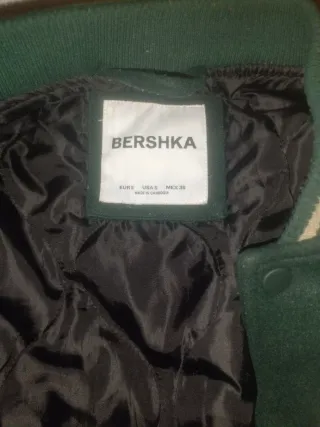 Chaqueta Beisbolera Bershka Verde y Beige