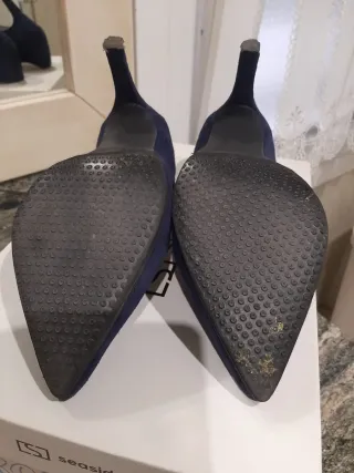 Zapatos de salón azul marino. Son de marca vexed s