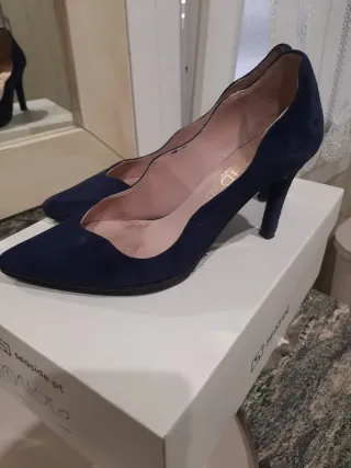 Zapatos de salón azul marino. Son de marca vexed s