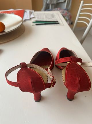 Zapatos de tacón rojos