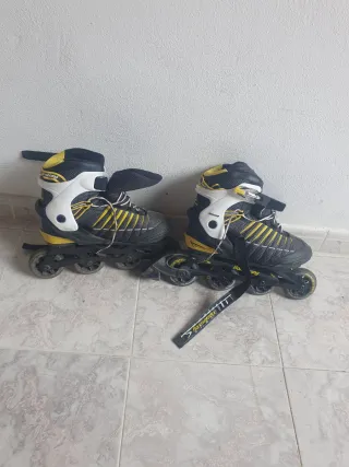 Patines en línea negros y amarillos