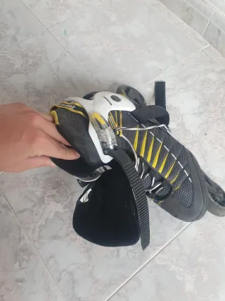 Patines en línea negros y amarillos