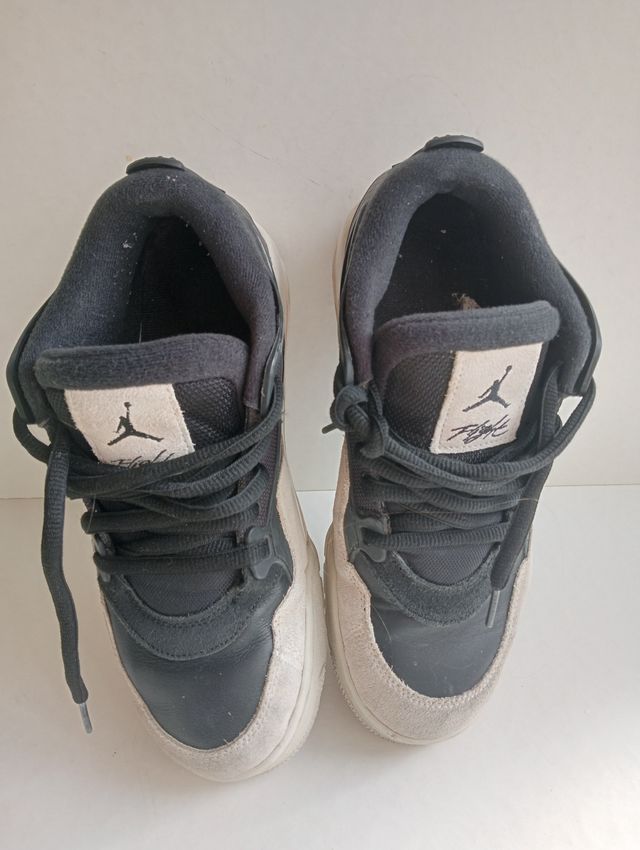 Deportivas Jordan Beige y Negras