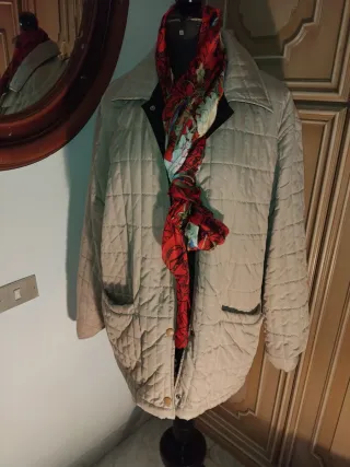 Giacca donna trapuntata beige con foulard rosso