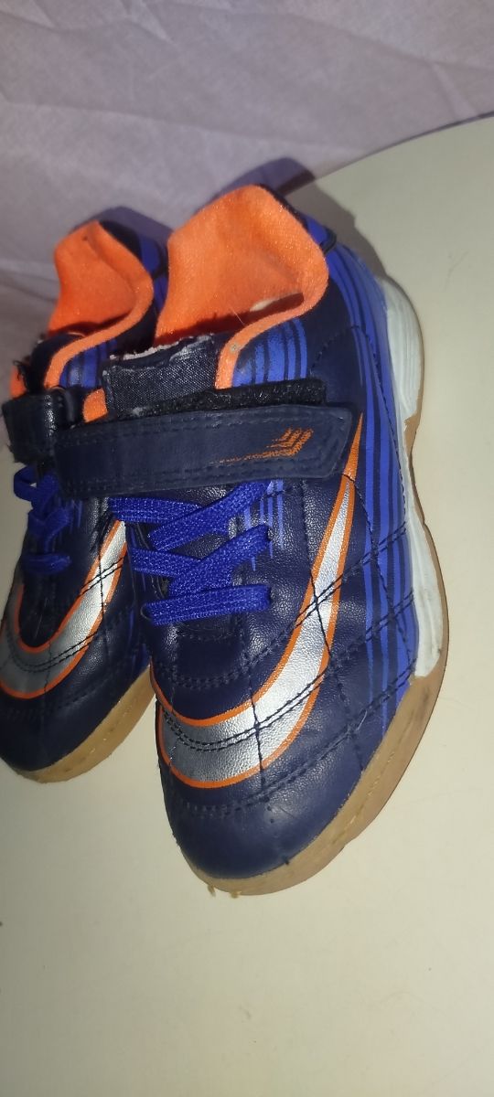 Zapatos infantiles azules y naranjas talla 28