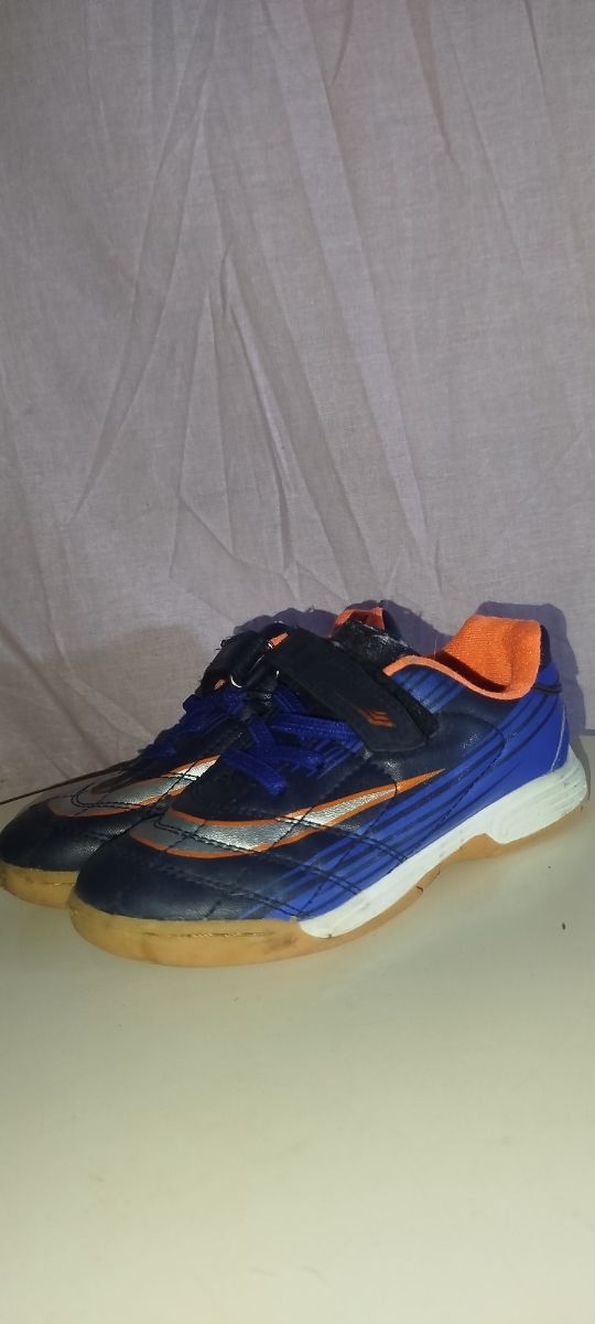 Zapatos infantiles azules y naranjas talla 28